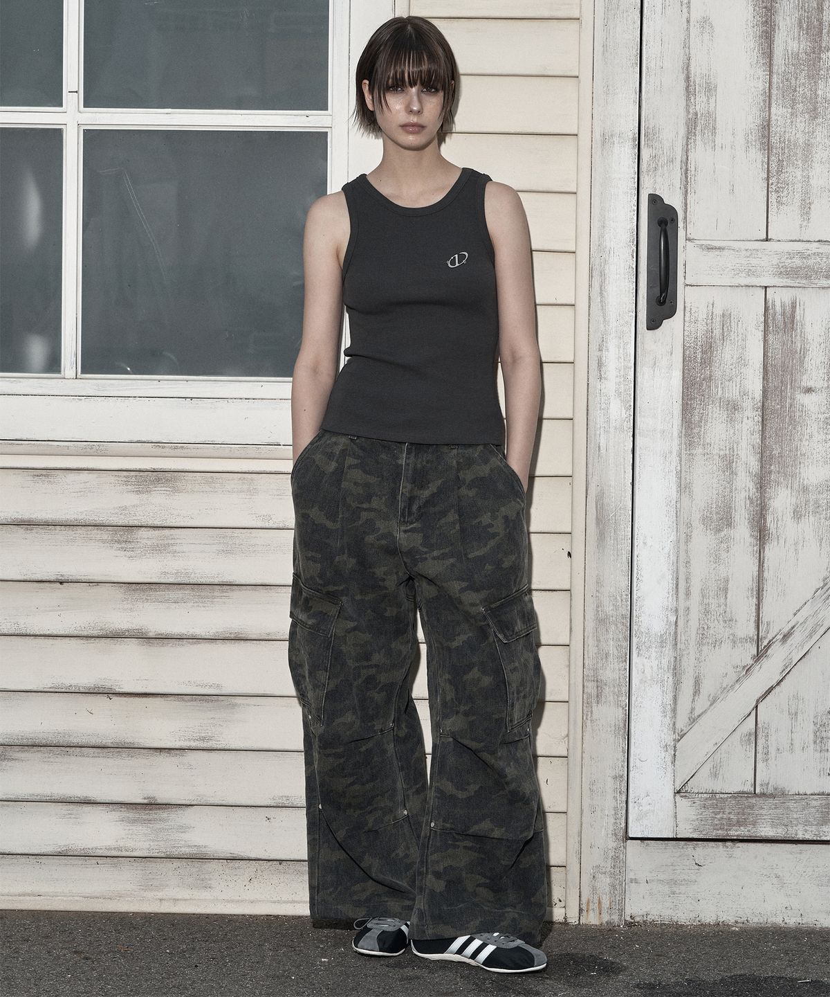 일리오(ILLIO) Charcoal Symbol ribbed sleeveless top