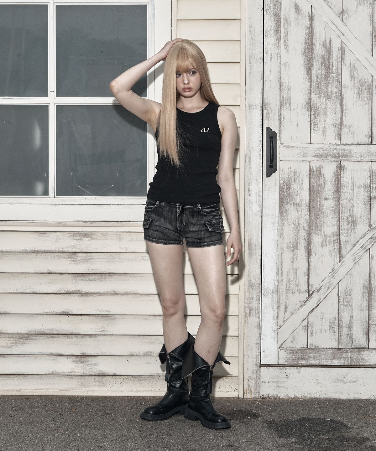 일리오(ILLIO) Black Symbol ribbed sleeveless top