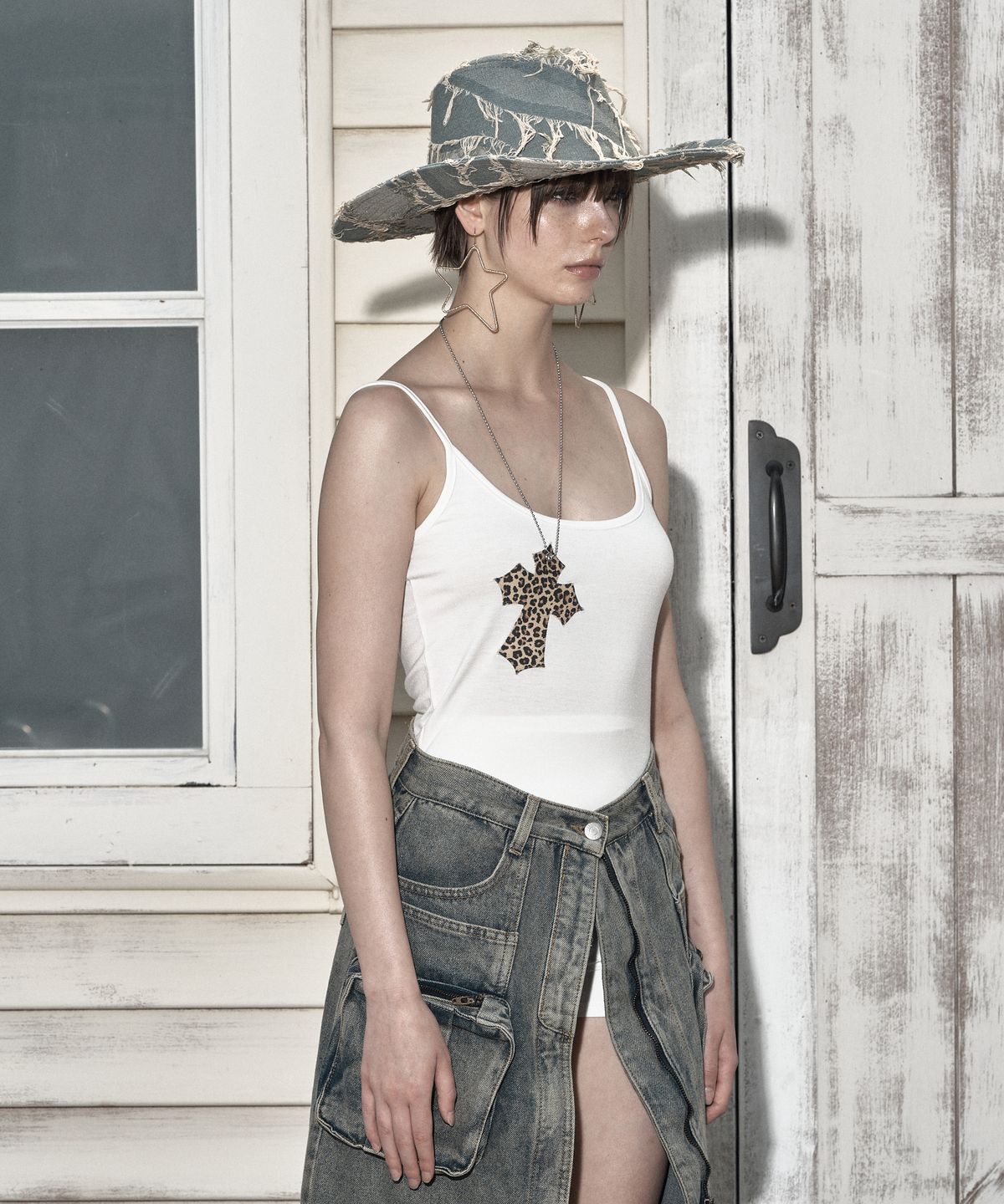 일리오(ILLIO) White leopard cross necklace sleeveless (long)