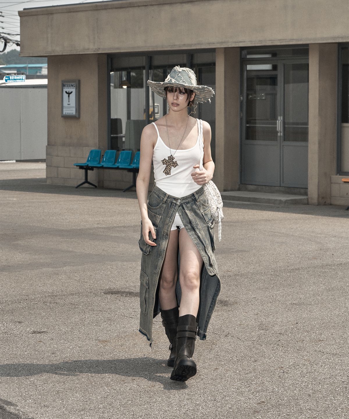 일리오(ILLIO) White leopard cross necklace sleeveless (long)