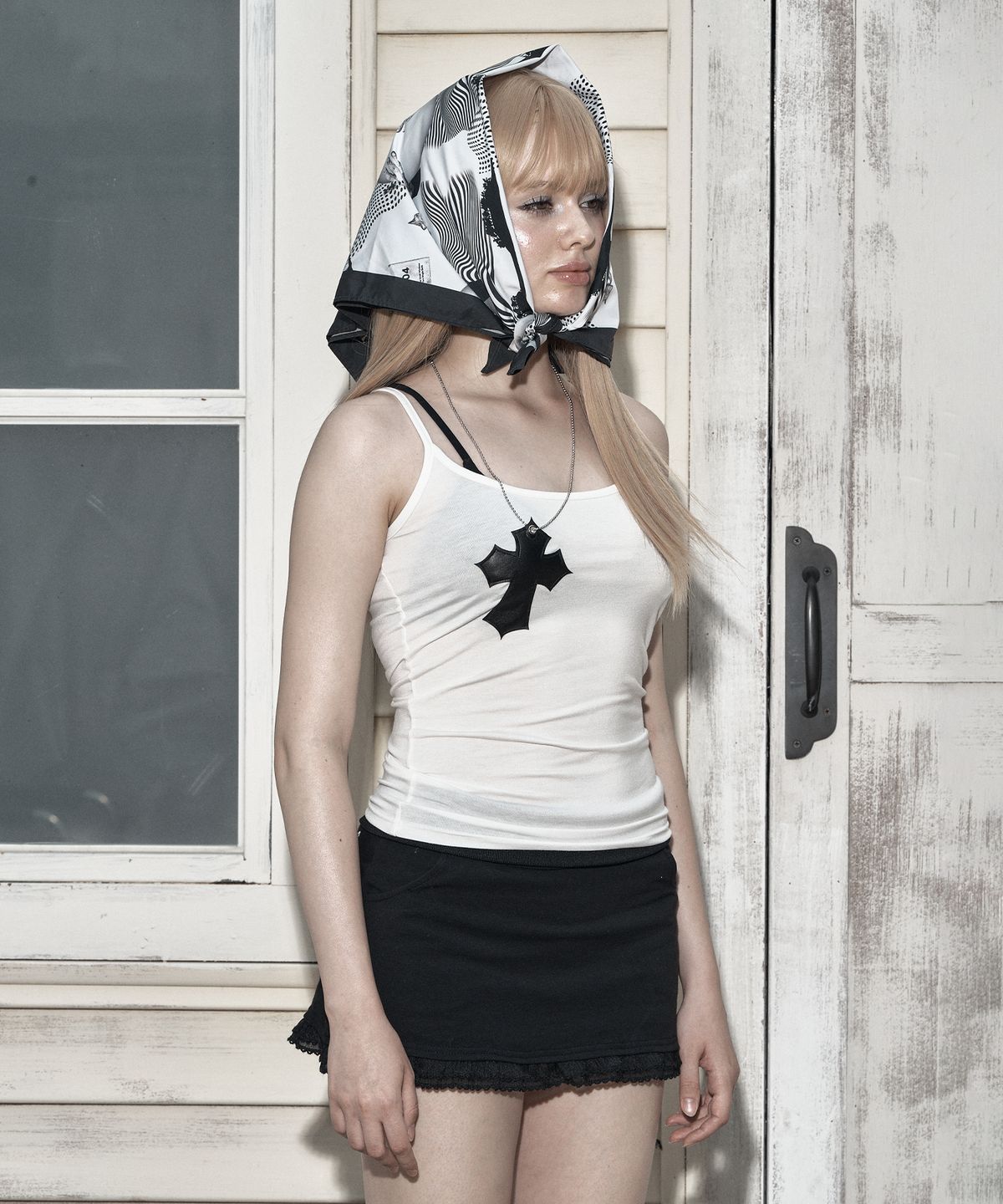 일리오(ILLIO) White faux leather cross necklace sleeveless (long)