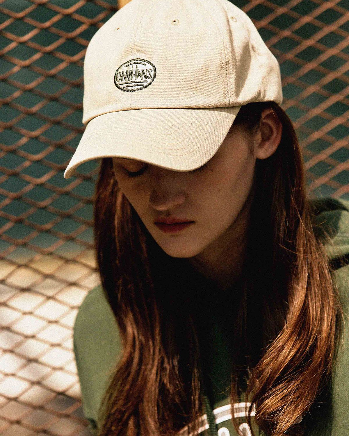 온한스(ONNHANS) 오벌 로고 솔리드 볼캡_샌드