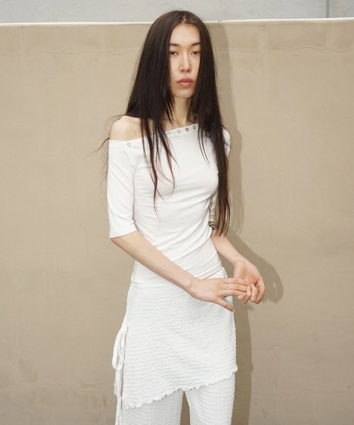 프로보(PROVO) 하트 자게 단추 언발란스 티 / 화이트