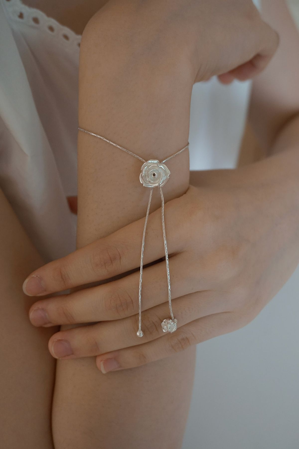페어오브러브(PAIR OF LOVE) [925SILVER]DOUBLE FLOWER DROP BRACELET