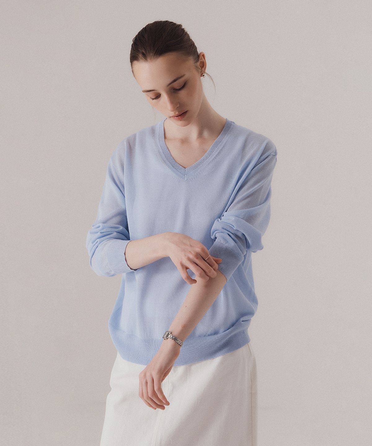 실른(SILN) Fine sheer v-neck pullover knit (SKY BLUE)