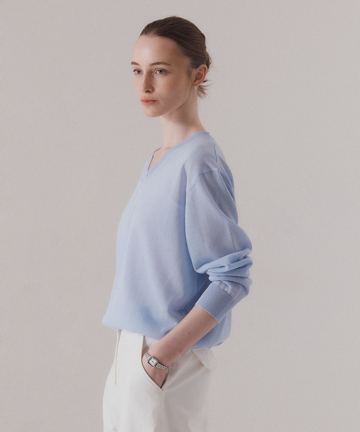 실른(SILN) Fine sheer v-neck pullover knit (SKY BLUE)