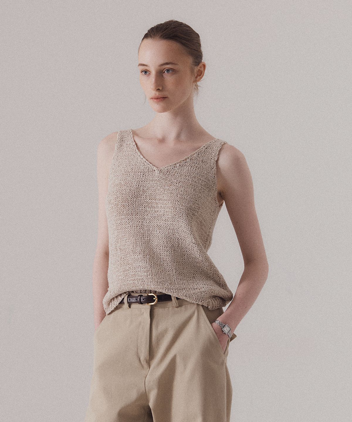실른(SILN) Refined v-neck straw knit sleeveless (BEIGE)