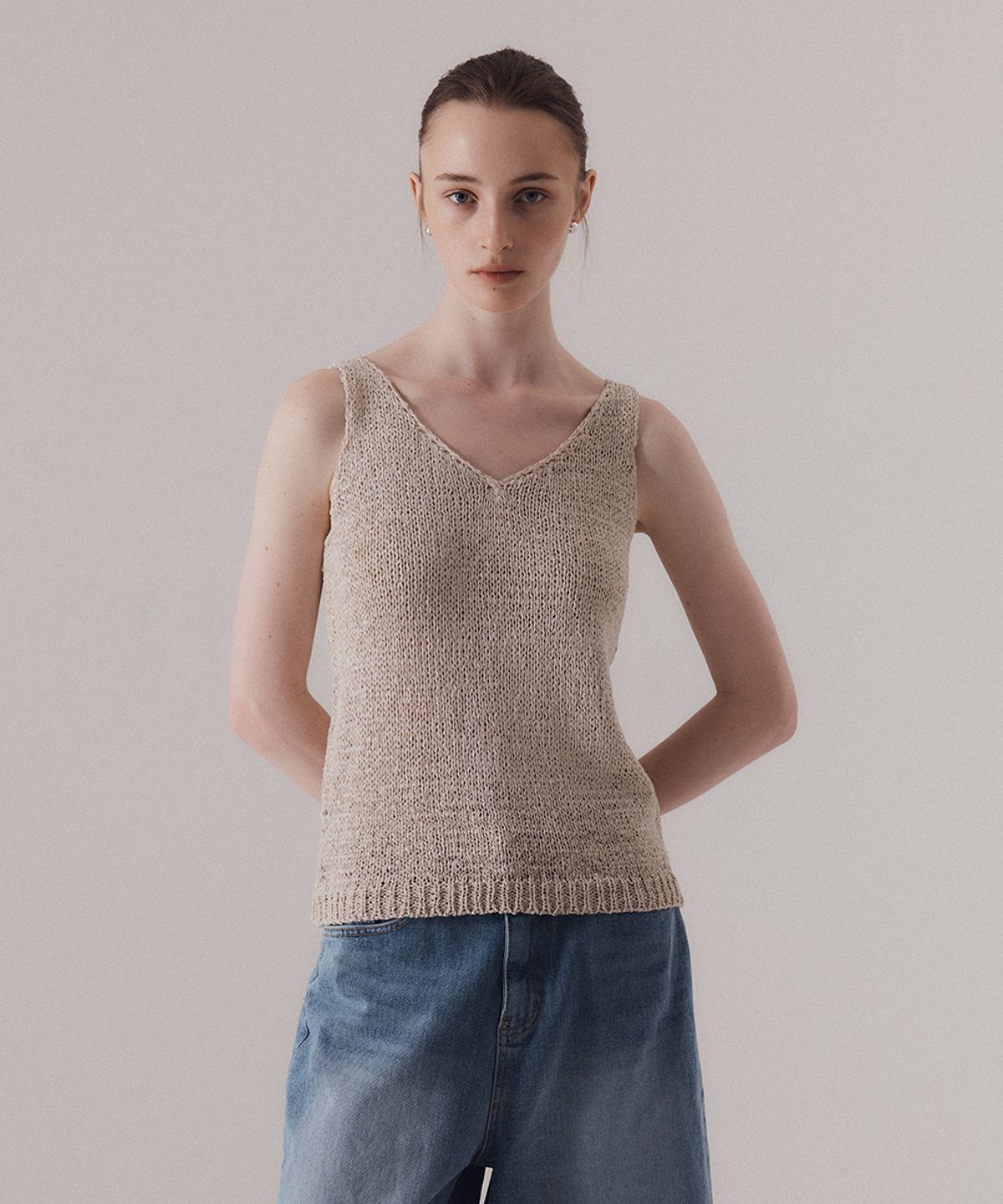 실른(SILN) Refined v-neck straw knit sleeveless (BEIGE)