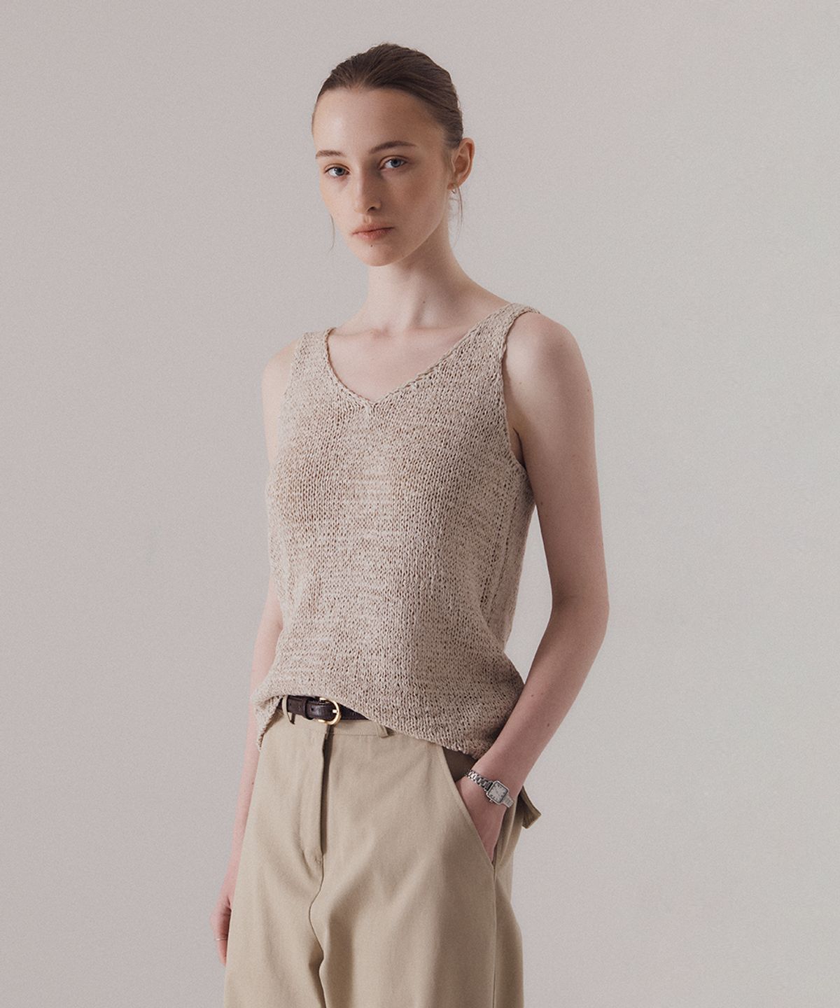 실른(SILN) Refined v-neck straw knit sleeveless (BEIGE)