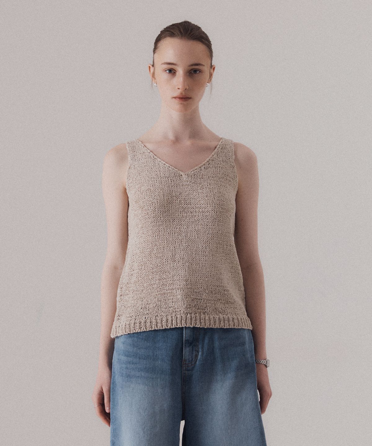 실른(SILN) Refined v-neck straw knit sleeveless (BEIGE)