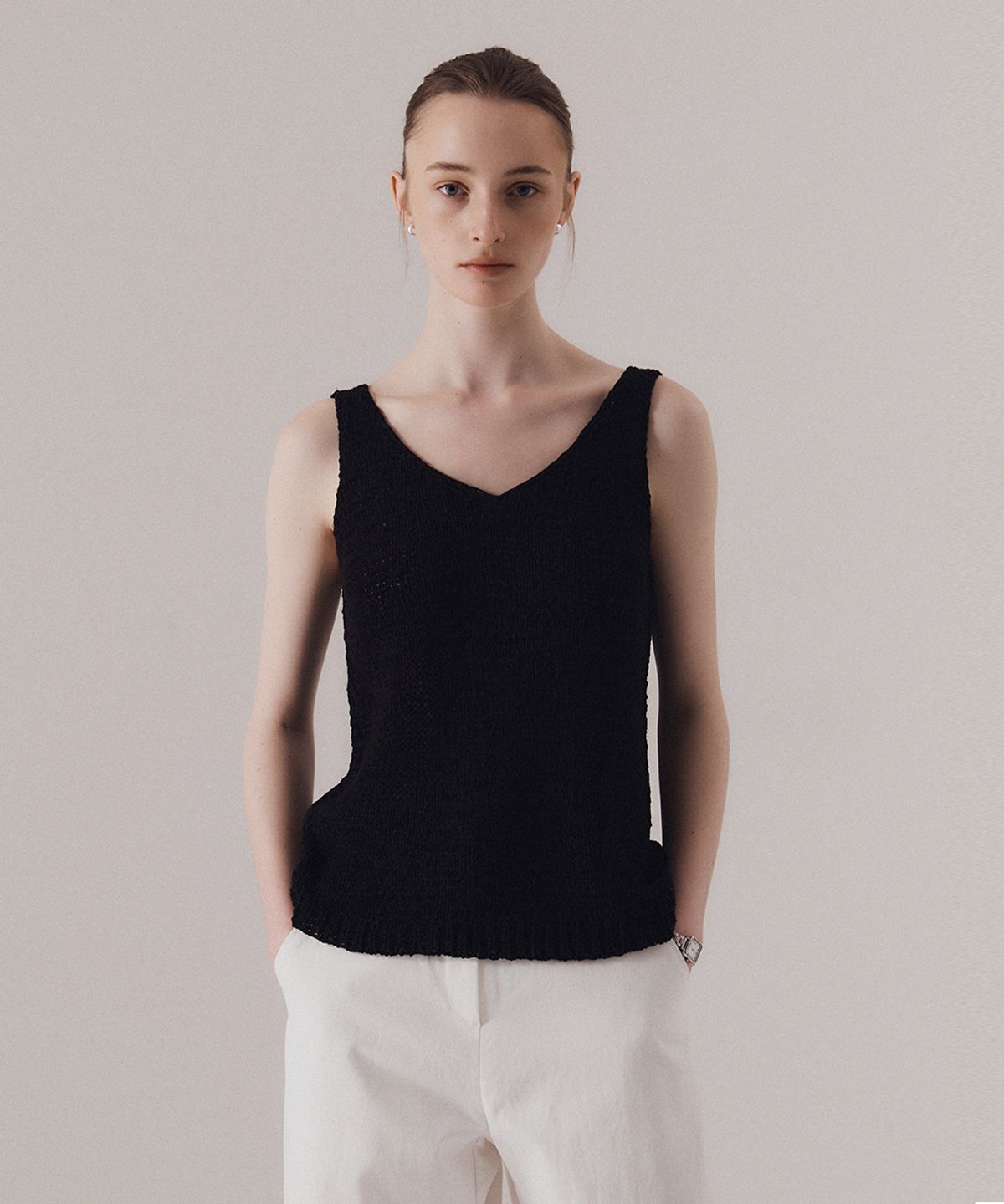 실른(SILN) Refined v-neck straw knit sleeveless (BLACK)