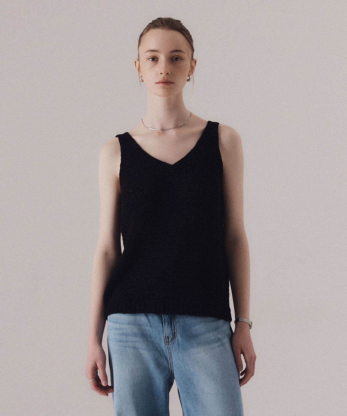 실른(SILN) Refined v-neck straw knit sleeveless (BLACK)