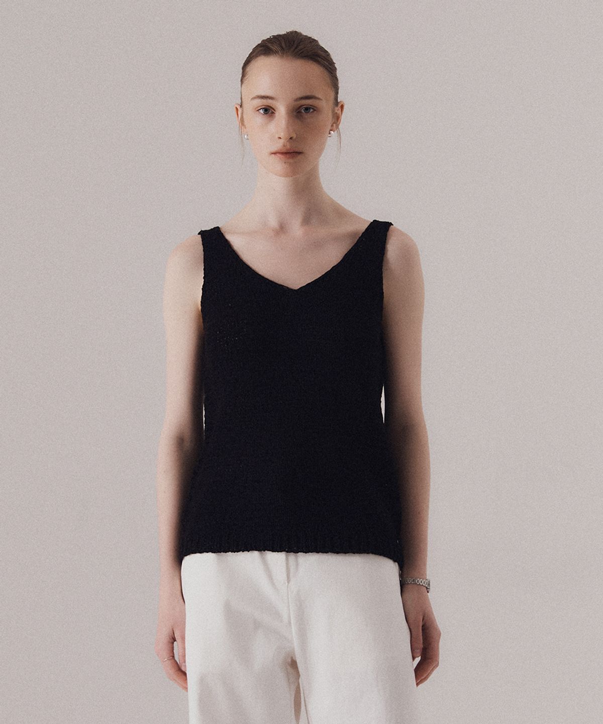 실른(SILN) Refined v-neck straw knit sleeveless (BLACK)