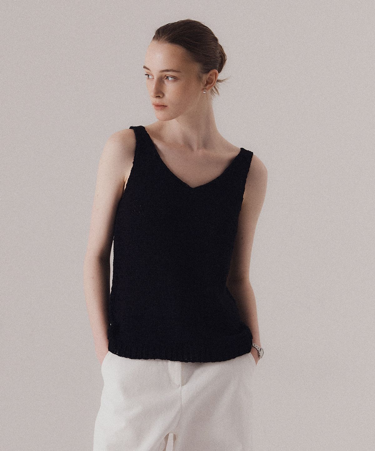 실른(SILN) Refined v-neck straw knit sleeveless (BLACK)