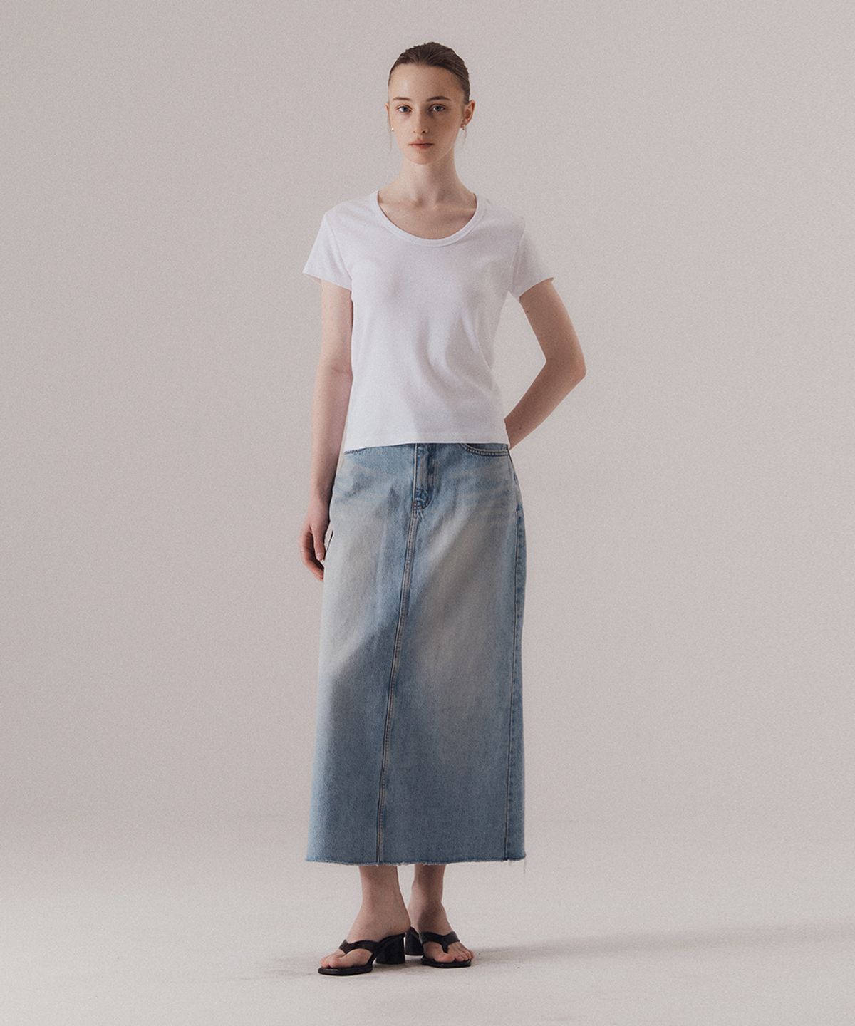 실른(SILN) Raw edge classic denim skirt (BLUE)