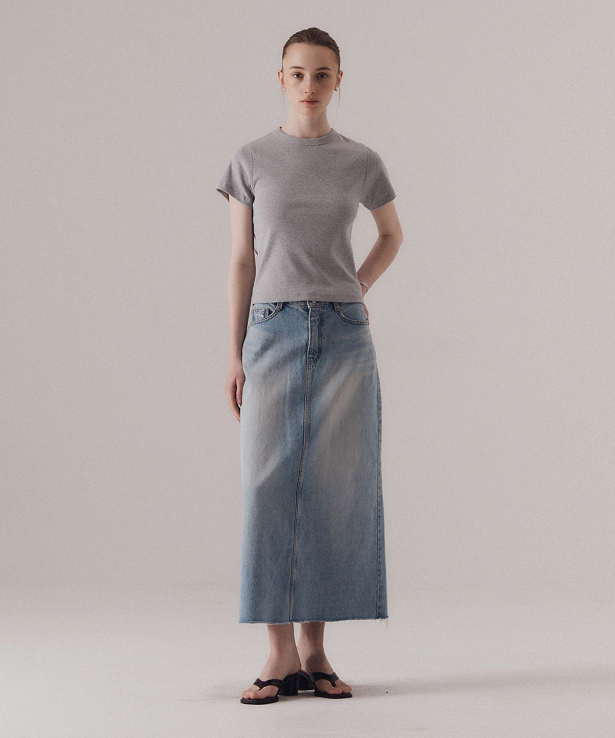실른(SILN) Raw edge classic denim skirt (BLUE)