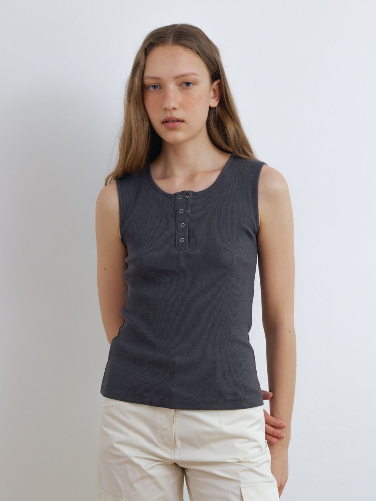 어나우트(UNNOUT) RIBBED HENLEY NECK SLEEVELESS SHIRT CHARCOAL