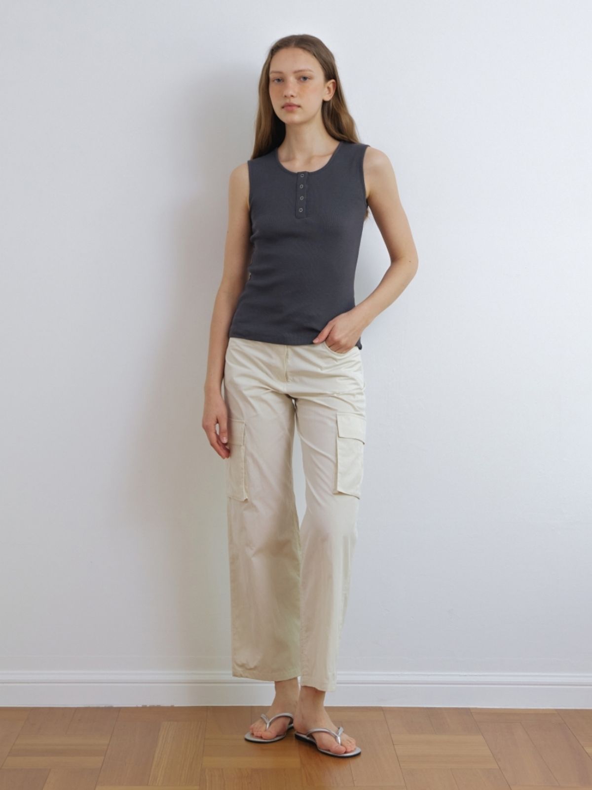어나우트(UNNOUT) RIBBED HENLEY NECK SLEEVELESS SHIRT CHARCOAL