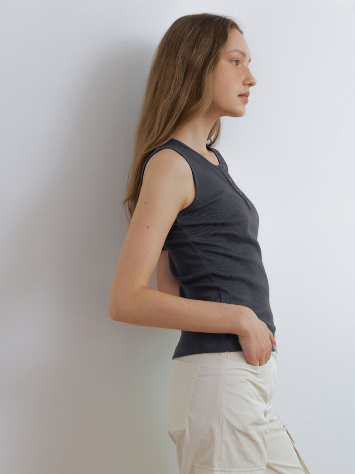 어나우트(UNNOUT) RIBBED HENLEY NECK SLEEVELESS SHIRT CHARCOAL