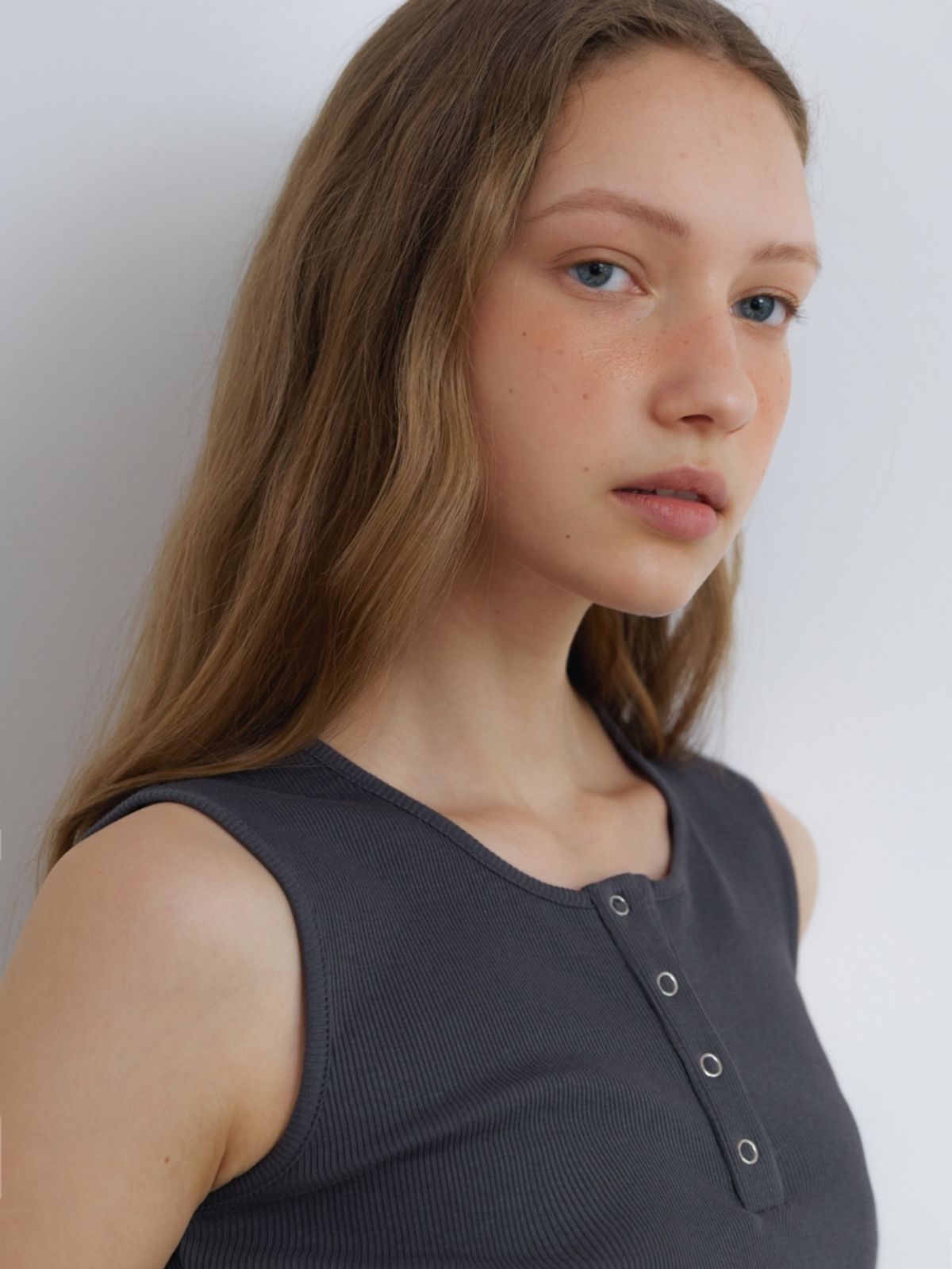 어나우트(UNNOUT) RIBBED HENLEY NECK SLEEVELESS SHIRT CHARCOAL