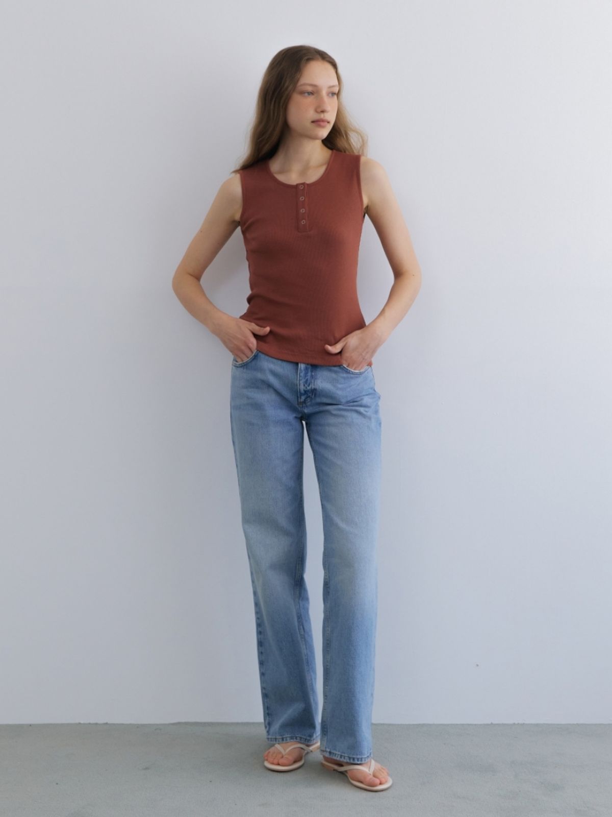 어나우트(UNNOUT) RIBBED HENLEY NECK SLEEVELESS SHIRT BRICK