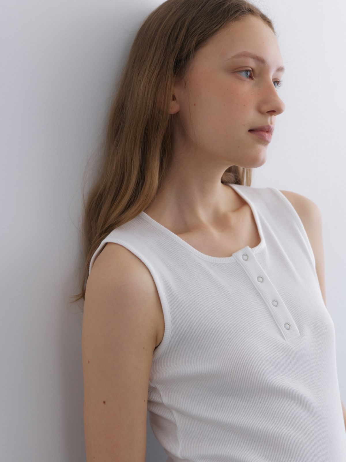 어나우트(UNNOUT) RIBBED HENLEY NECK SLEEVELESS SHIRT WHITE