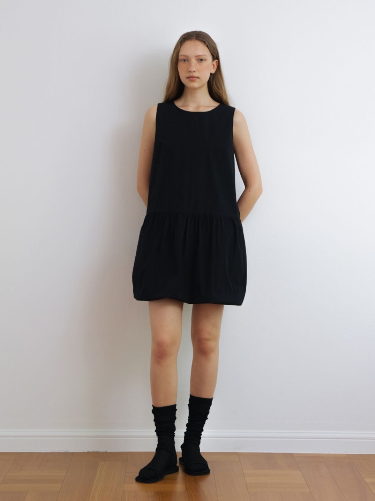 어나우트(UNNOUT) BANDING BALLOON MINI DRESS BLACK