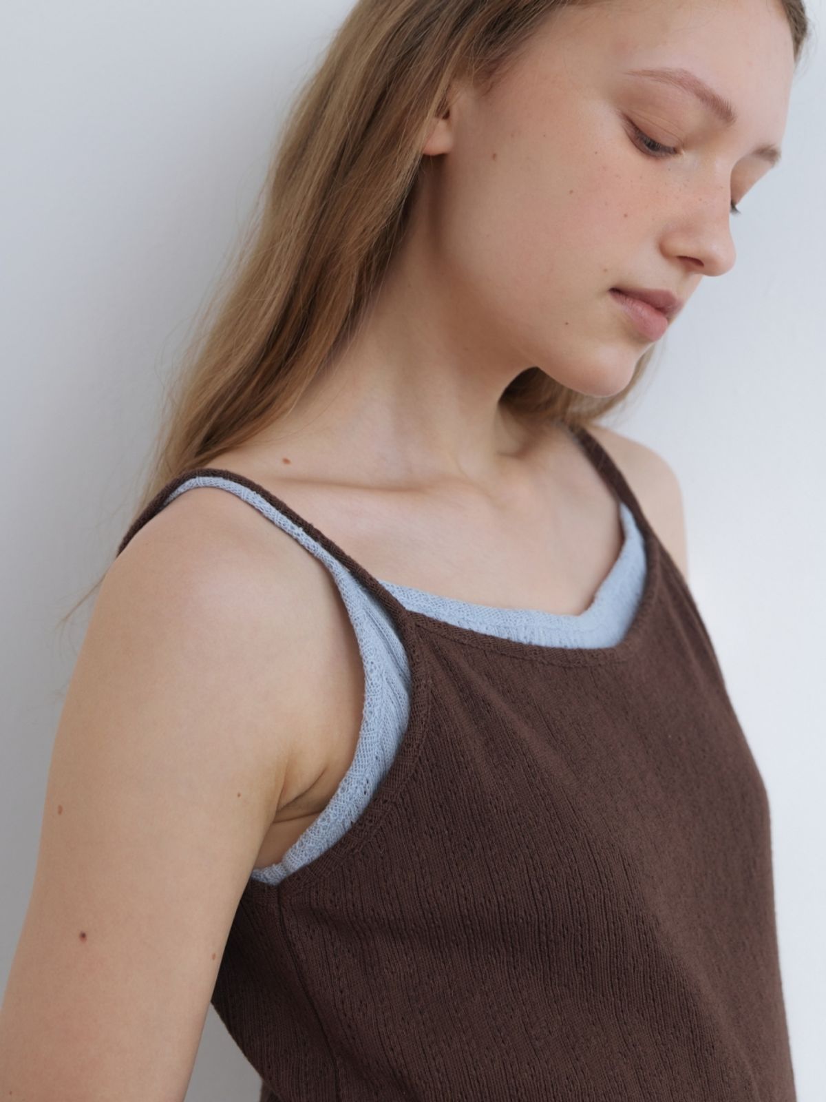 어나우트(UNNOUT) CROCHET SLEEVELESS SHIRT BROWN
