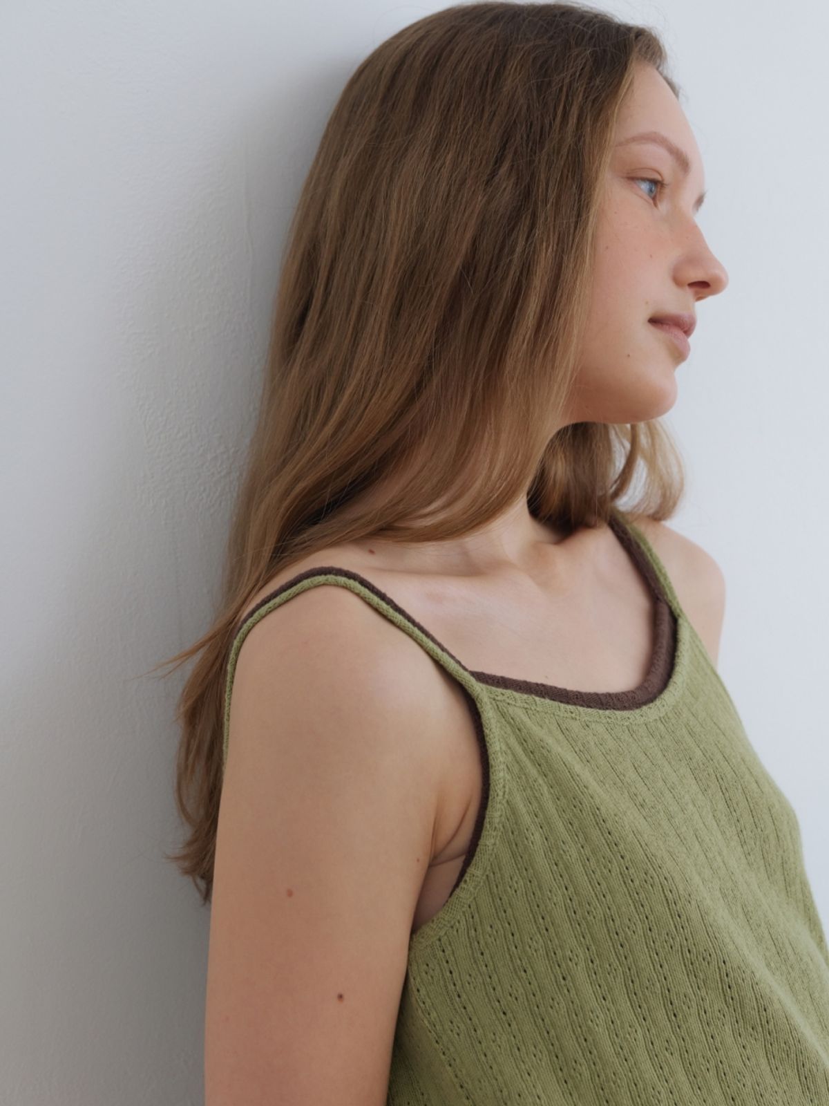 어나우트(UNNOUT) CROCHET SLEEVELESS SHIRT SAGE
