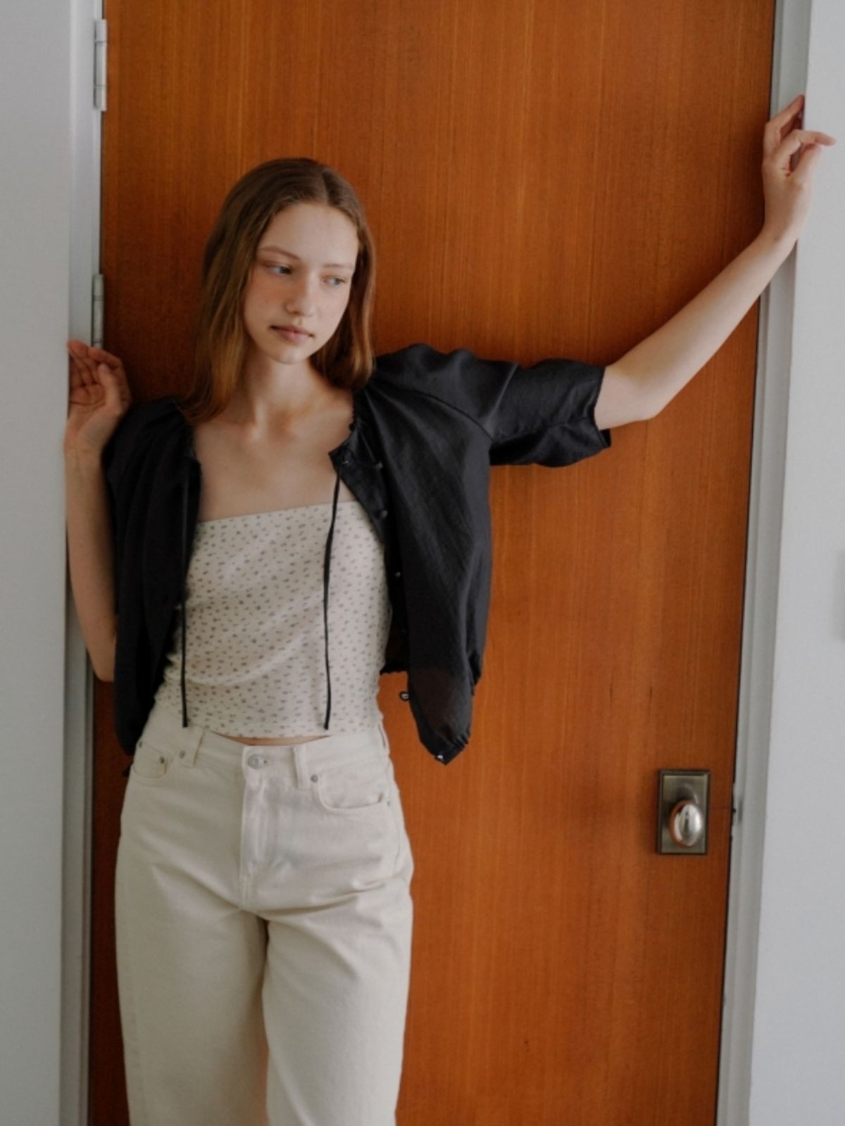 어나우트(UNNOUT) SEE-THROUGH SHIRRING BLOUSE CHARCOAL