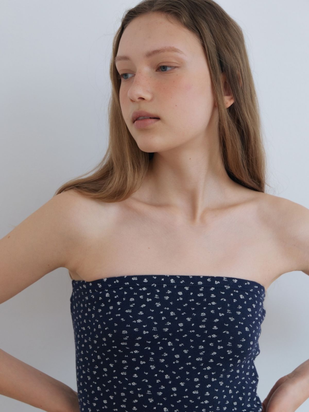 어나우트(UNNOUT) FLORAL TUBE TOP NAVY