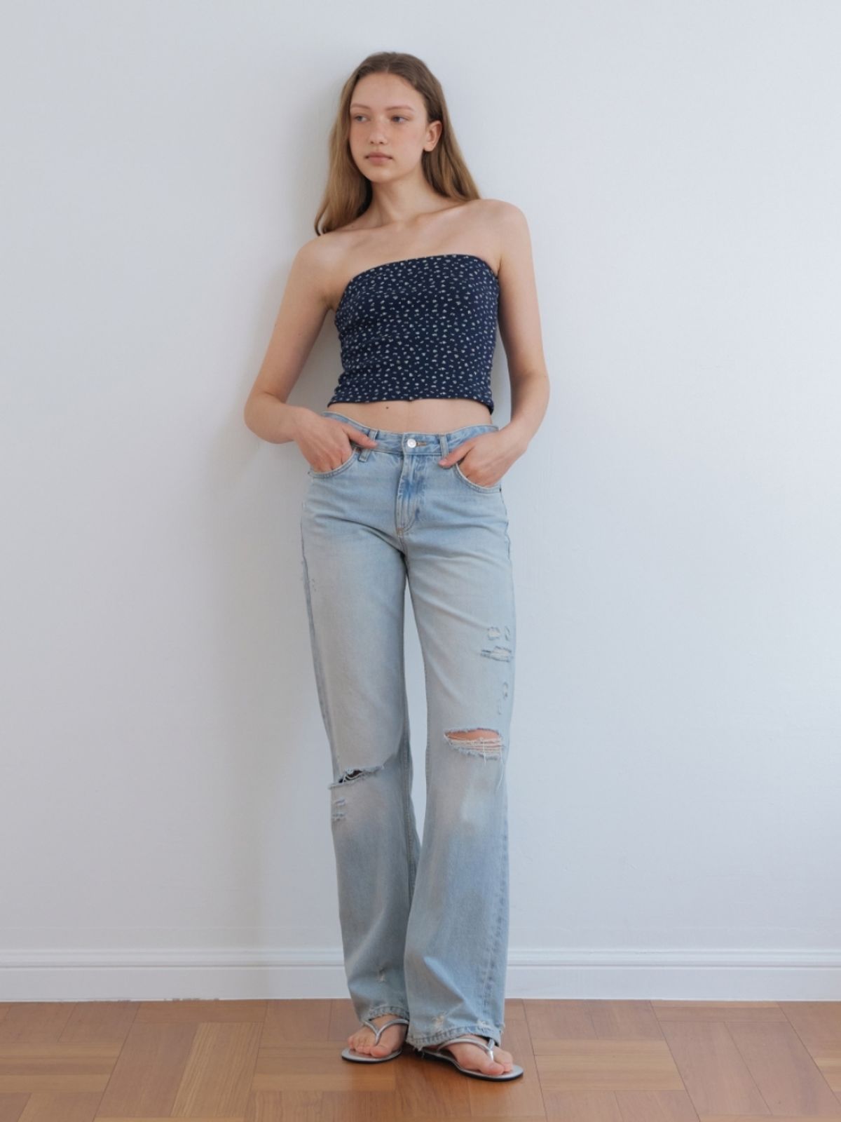 어나우트(UNNOUT) FLORAL TUBE TOP NAVY