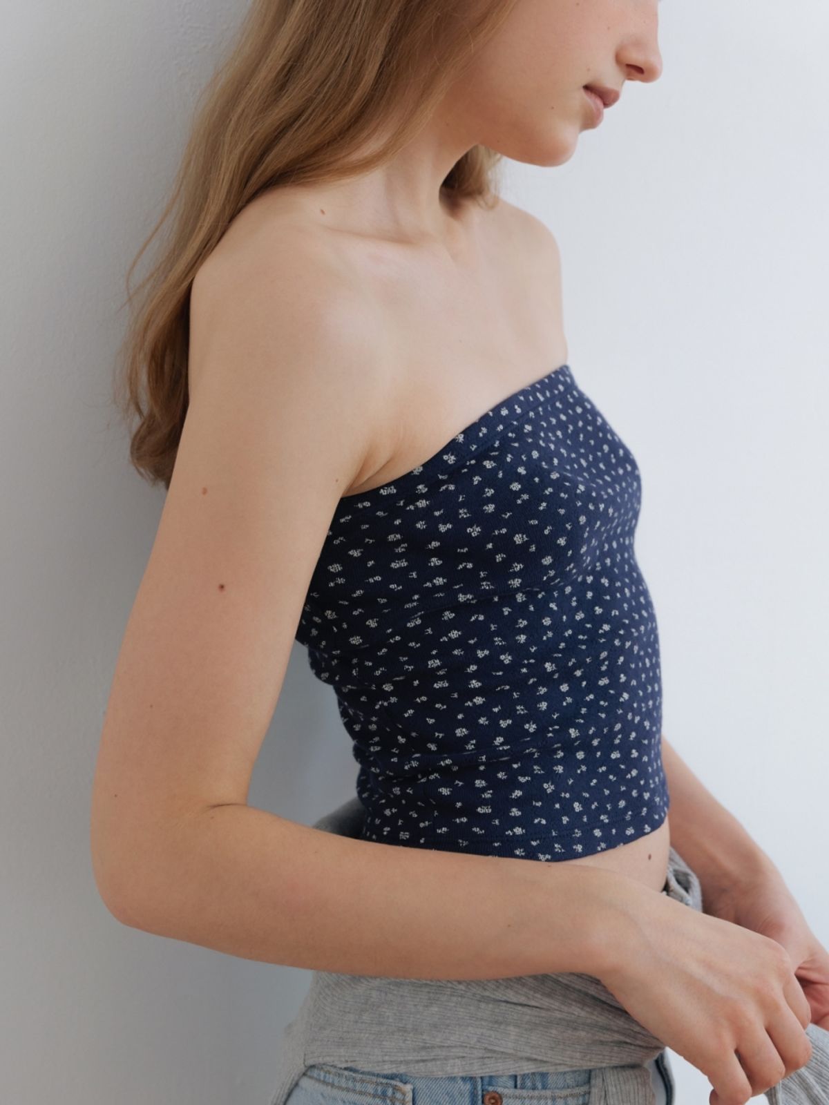 어나우트(UNNOUT) FLORAL TUBE TOP NAVY