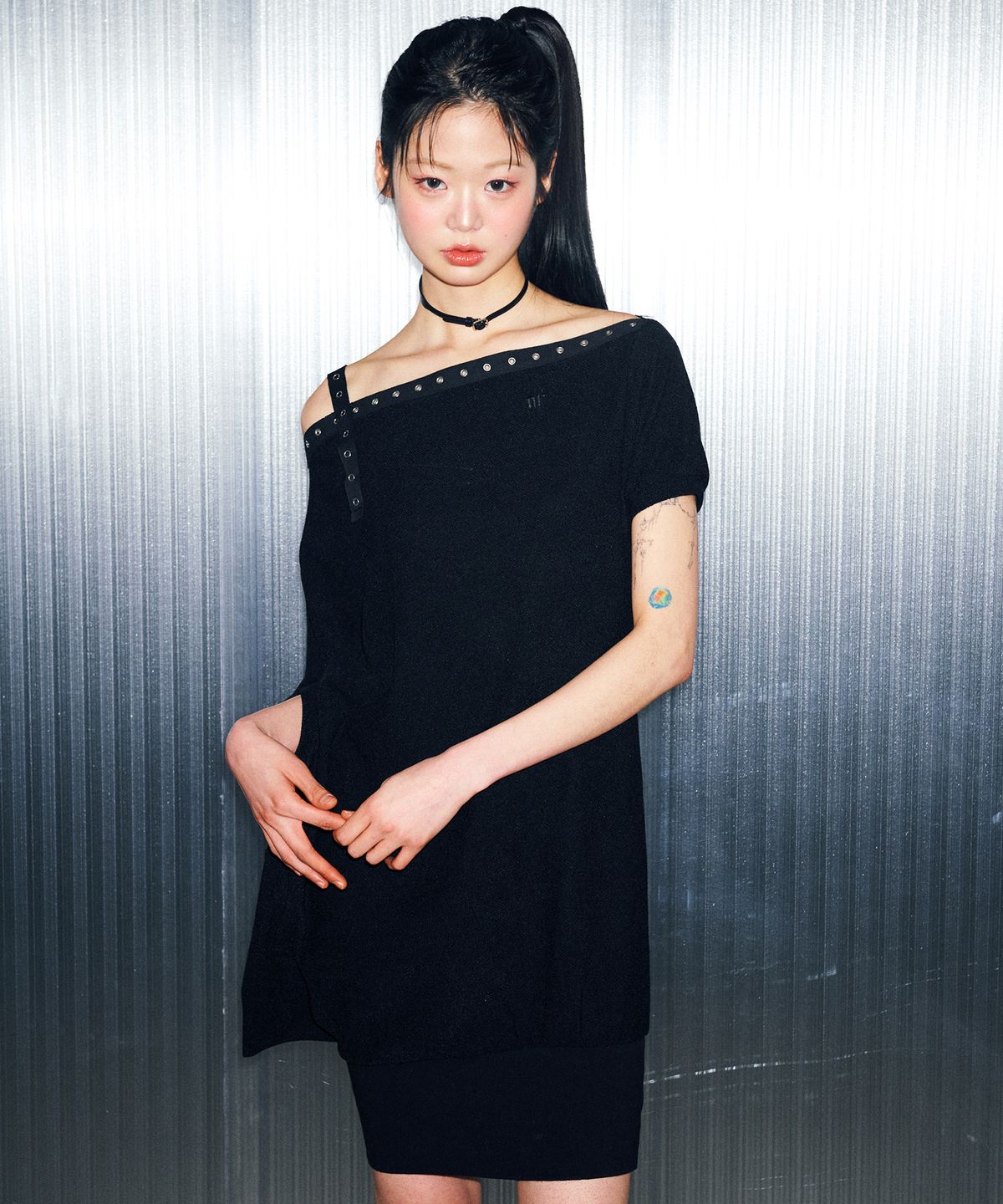 닐링(NILLRING) D07.00 Unbalanced boat neck short-sleeved Dress _ Black