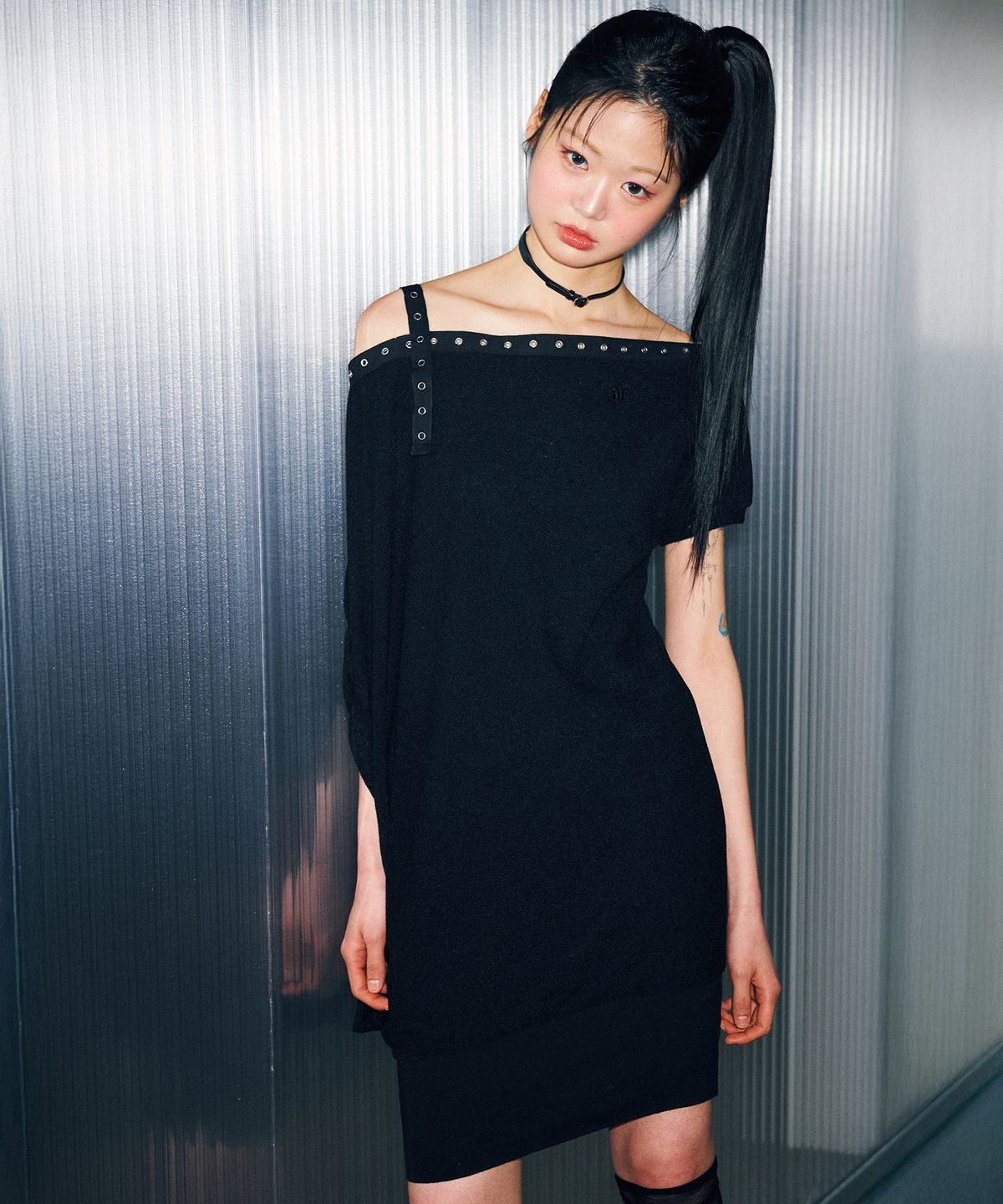 닐링(NILLRING) D07.00 Unbalanced boat neck short-sleeved Dress _ Black