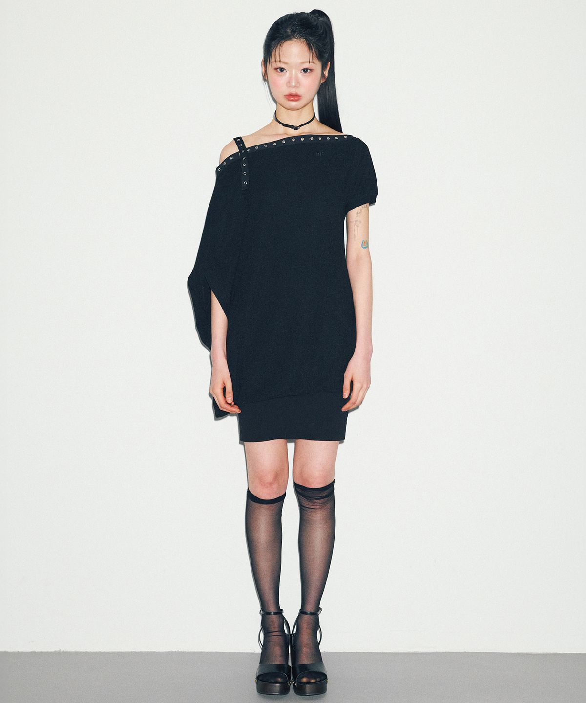 닐링(NILLRING) D07.00 Unbalanced boat neck short-sleeved Dress _ Black