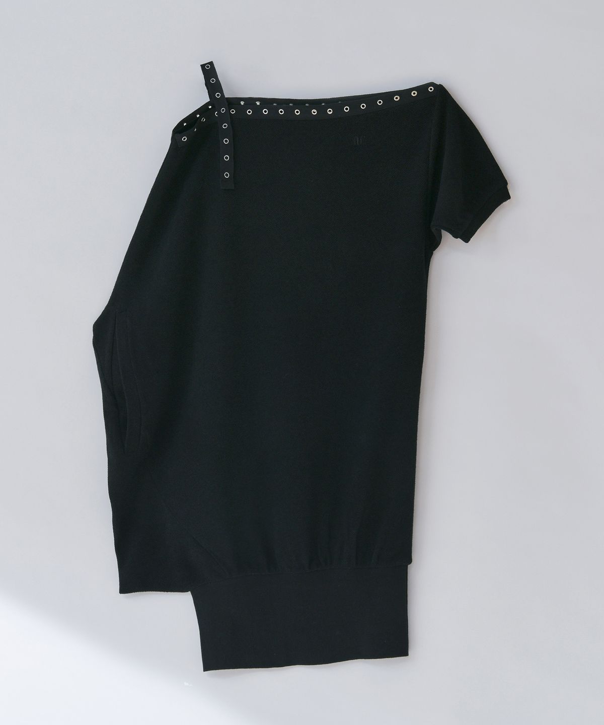 닐링(NILLRING) D07.00 Unbalanced boat neck short-sleeved Dress _ Black