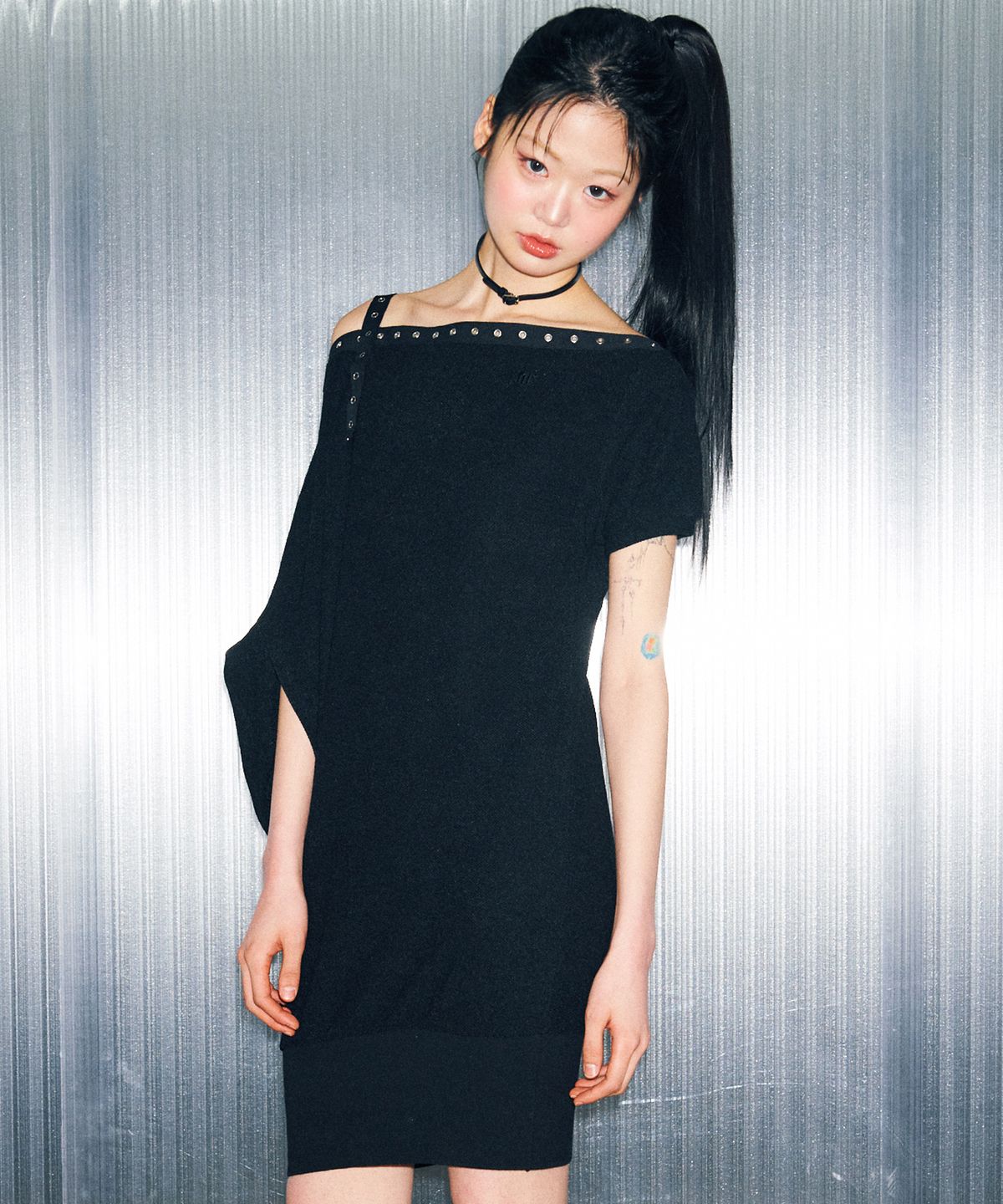 닐링(NILLRING) D07.00 Unbalanced boat neck short-sleeved Dress _ Black