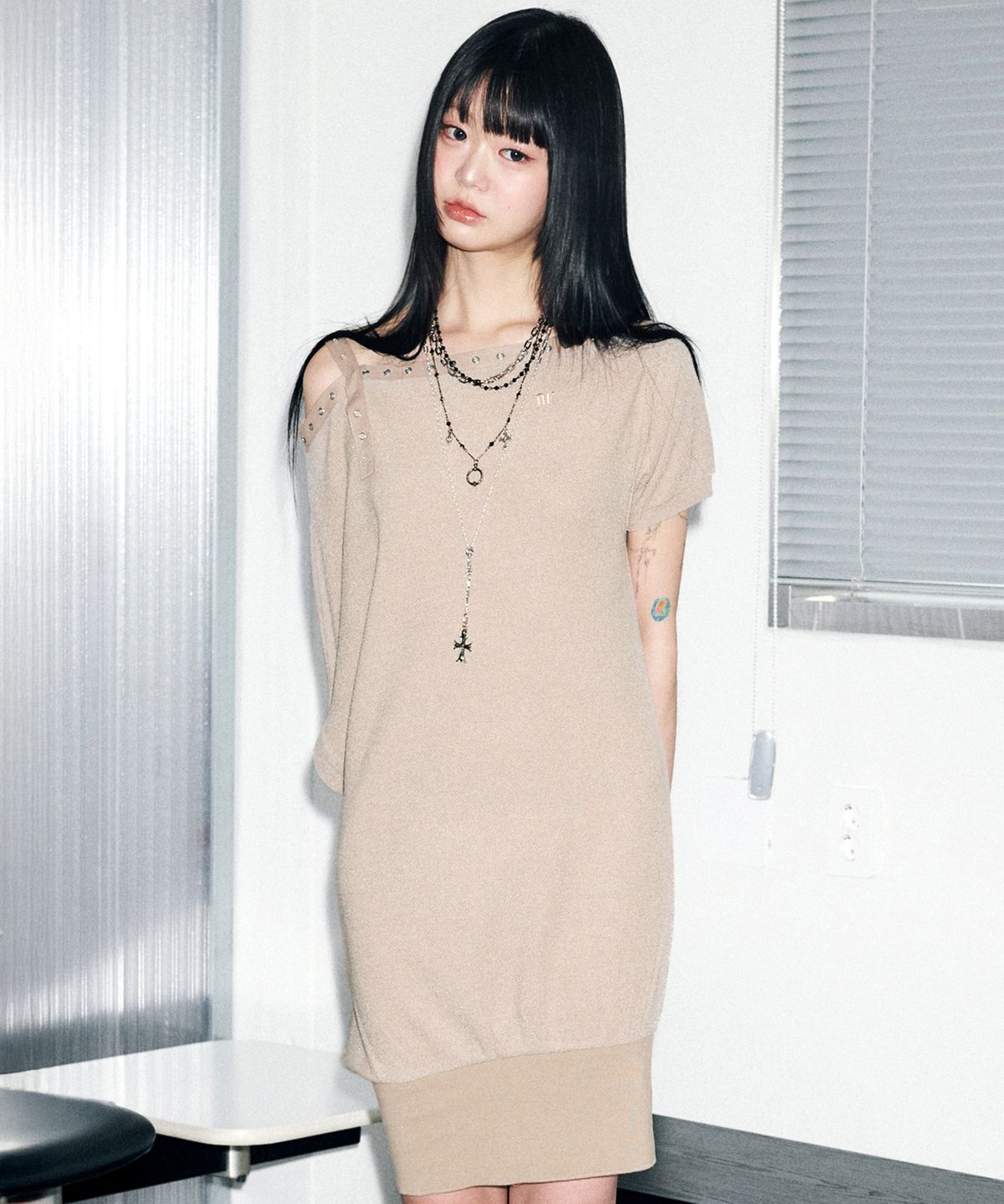 닐링(NILLRING) D07.00 Unbalanced boat neck short-sleeved Dress _ Beige
