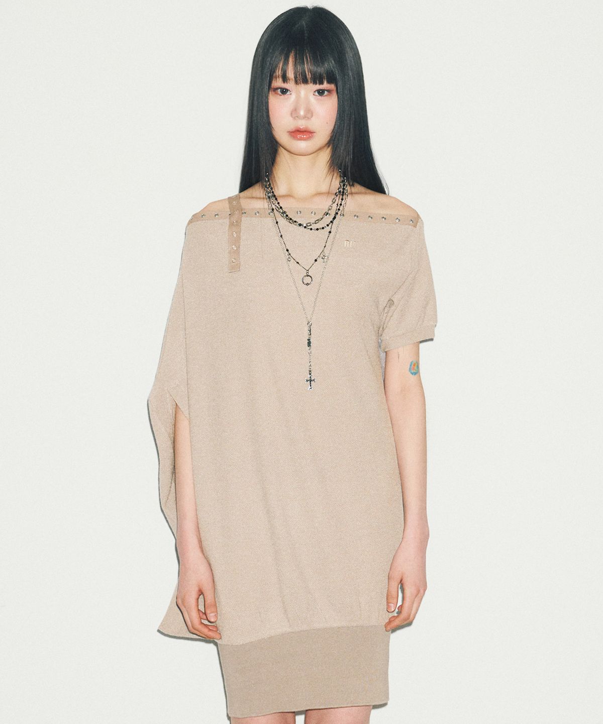 닐링(NILLRING) D07.00 Unbalanced boat neck short-sleeved Dress _ Beige