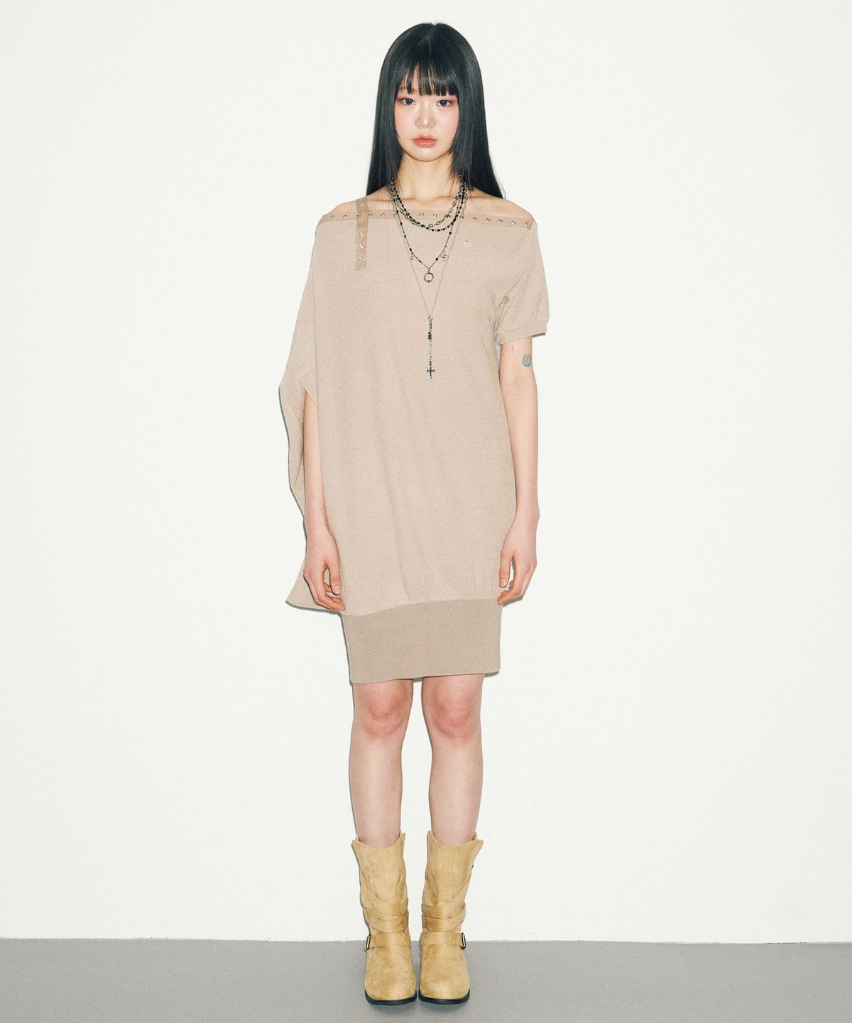 닐링(NILLRING) D07.00 Unbalanced boat neck short-sleeved Dress _ Beige