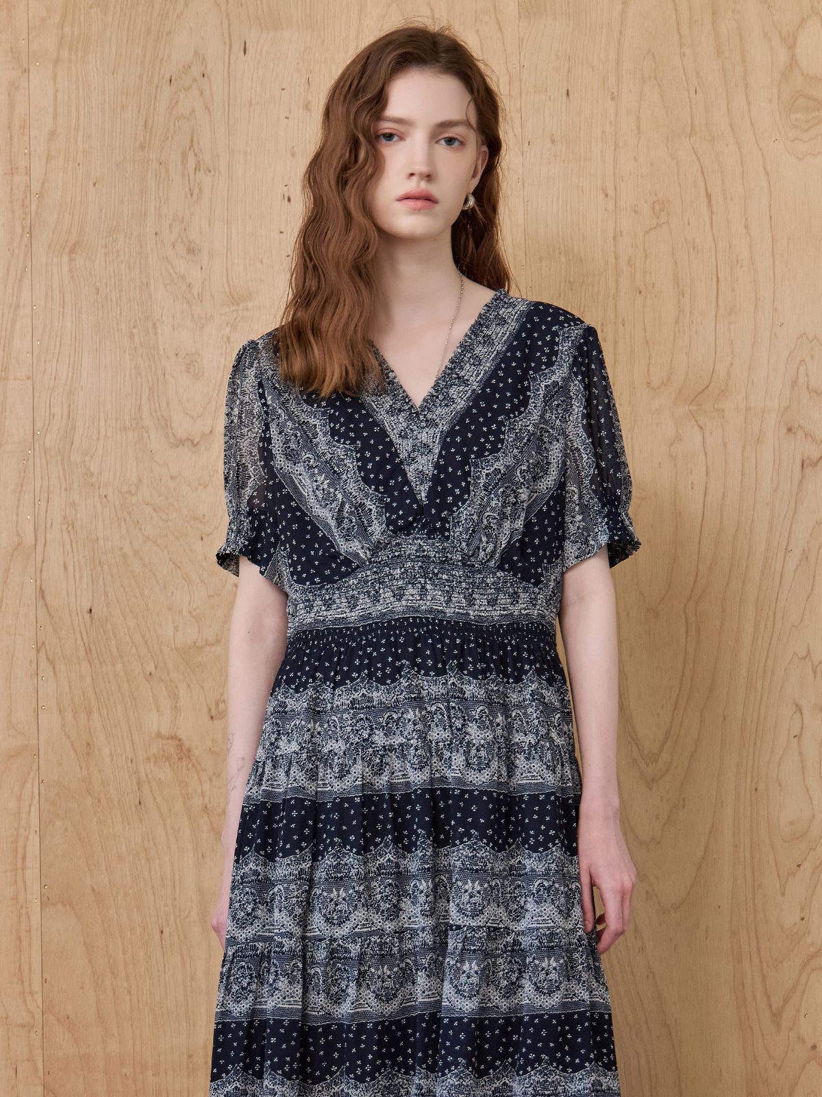 마쟈(MAXZA) 레이스 패턴 스모크 밴딩 브이넥 롱 원피스