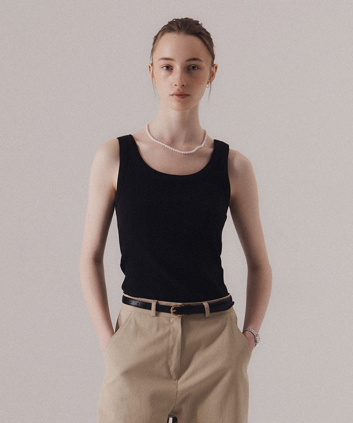 실른(SILN) Classy scoop neck sleeveless (BLACK)