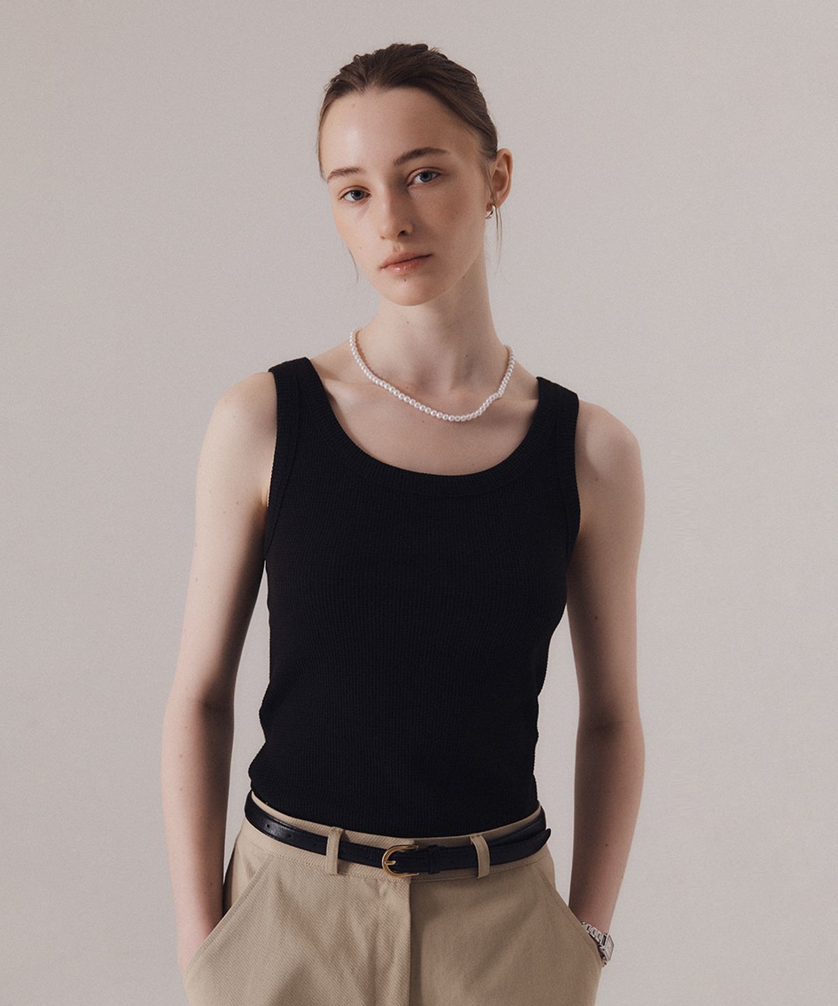 실른(SILN) Classy scoop neck sleeveless (BLACK)