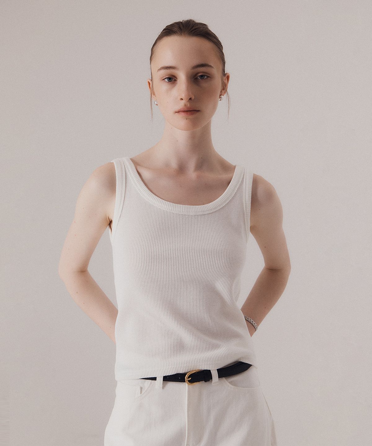 실른(SILN) Classy scoop neck sleeveless (WHITE)