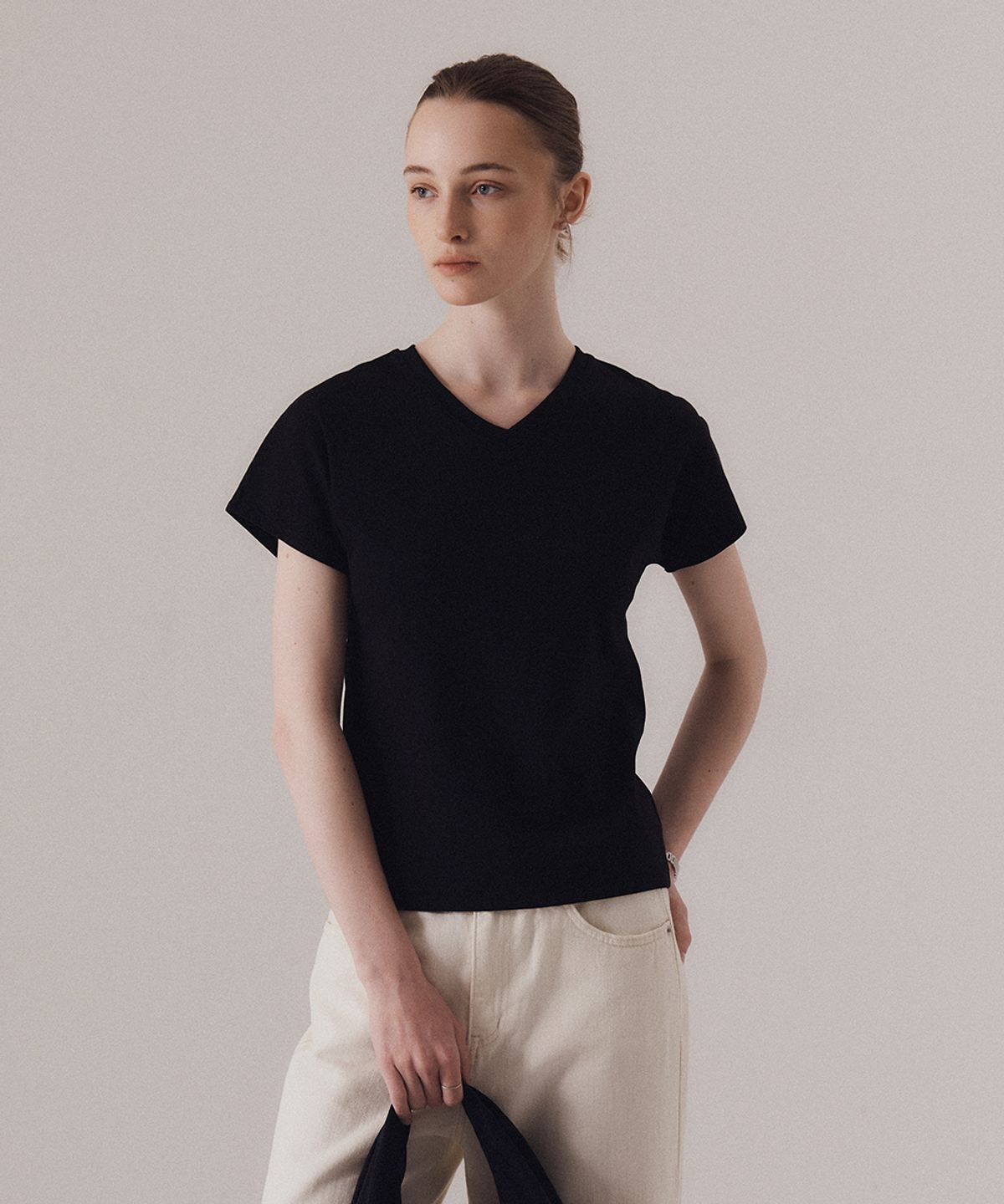 실른(SILN) Contour v-neck t-shirts (BLACK)