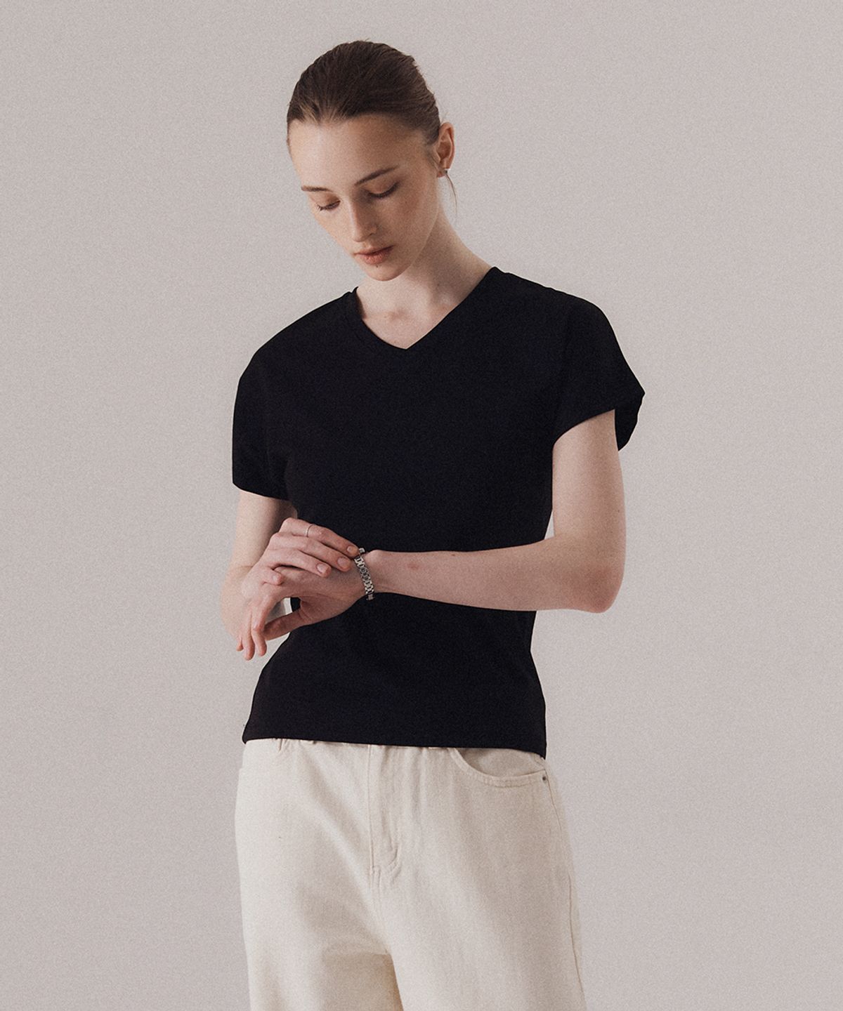 실른(SILN) Contour v-neck t-shirts (BLACK)