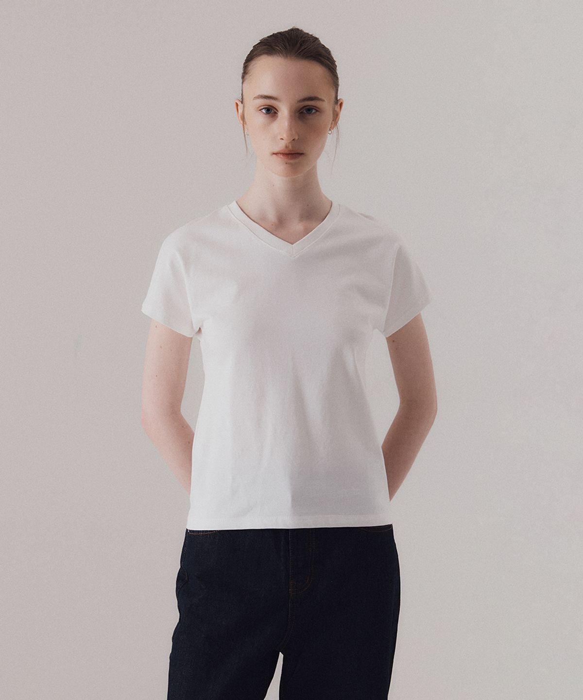 실른(SILN) Contour v-neck t-shirts (WHITE)