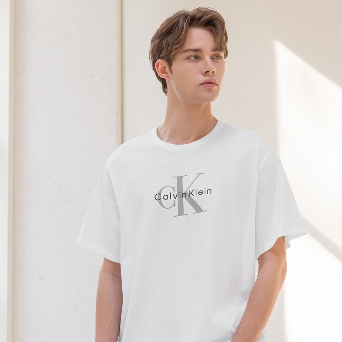 캘빈클라인 진(CALVIN KLEIN JEANS) [사용중단]레귤러핏 히어로 모노그램 로고 반팔 티셔츠 4RB862G YAA