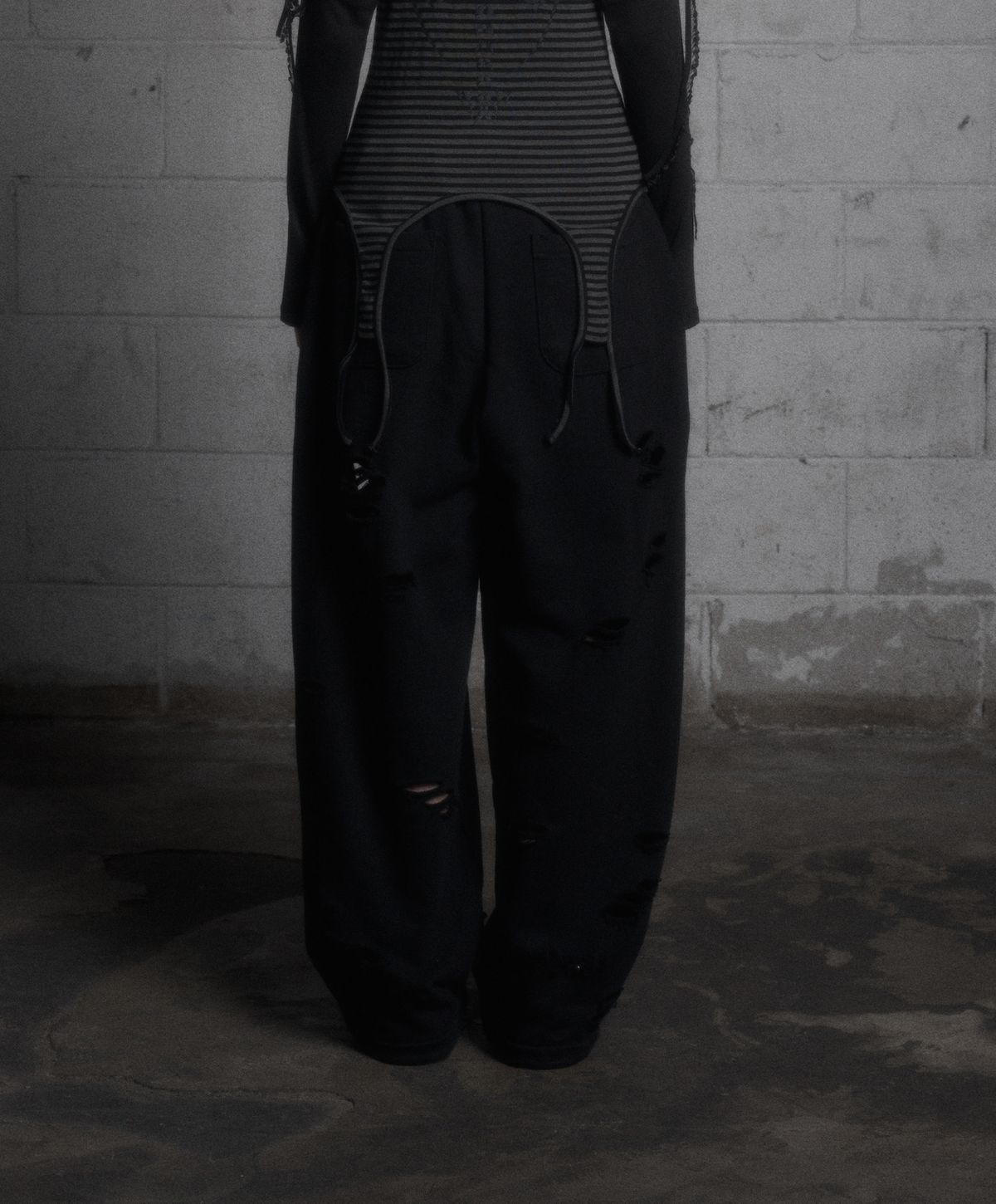 런던파퓸스 아카이브(LONDON PARFUMS ARCHIVE) DISTRESSED LOW SWEAT PANTS BLACK